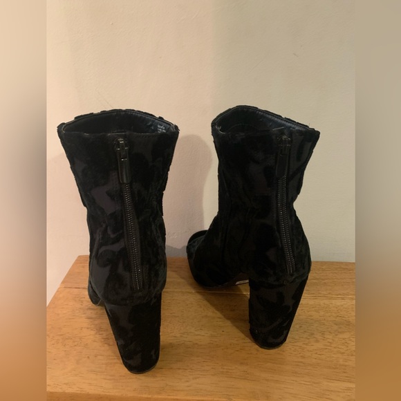 Torrid Black Floral Velvet Peep Toe Booties Black Heel Zip Up Size 8W - Picture 4 of 8